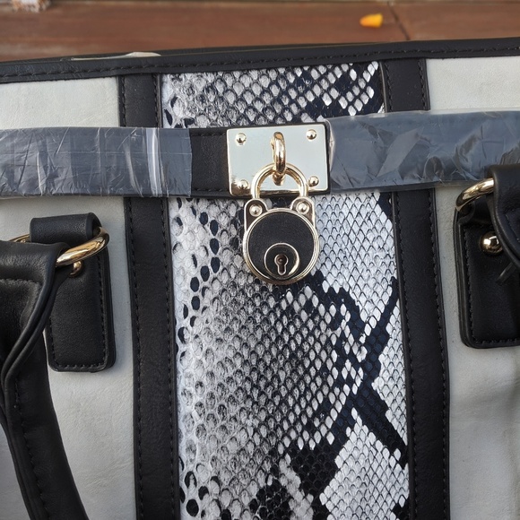 NWOT Black/White purse - Picture 2 of 7